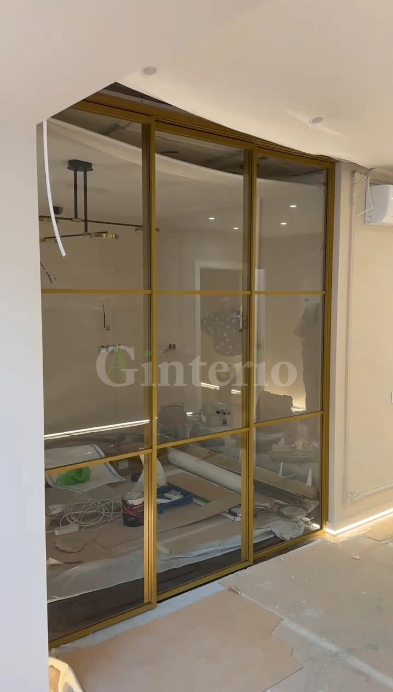 Раздвижная стеклянная перегородка с золотым профилем. Купить и заказать межкомнатную перегородку из стекла в Москве, СПБ