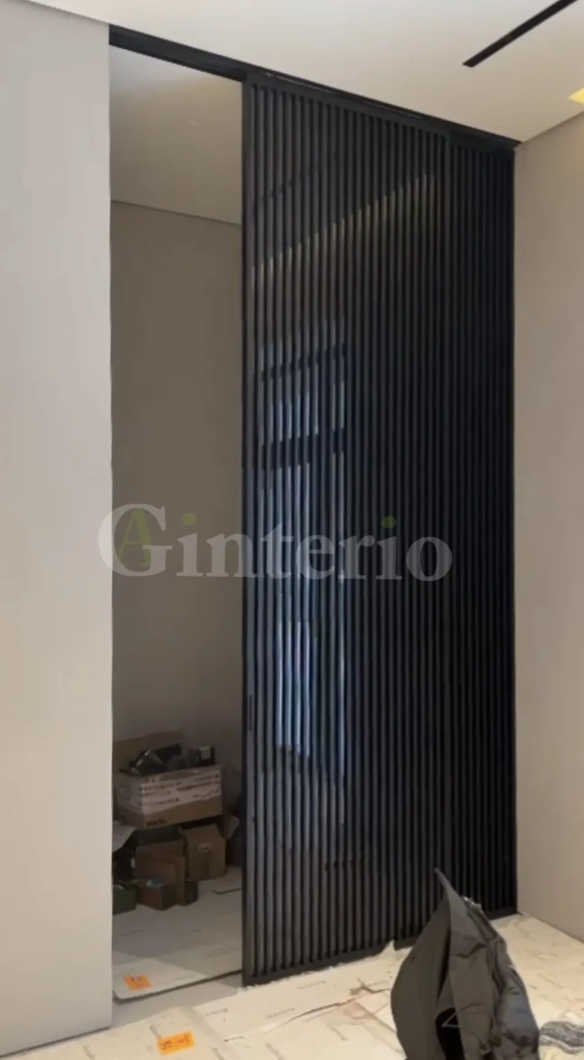 Раздвижная реечная перегородка Gintereo из черного алюминиевого профиля без заполнения. Купить лофт перегородку в под заказ