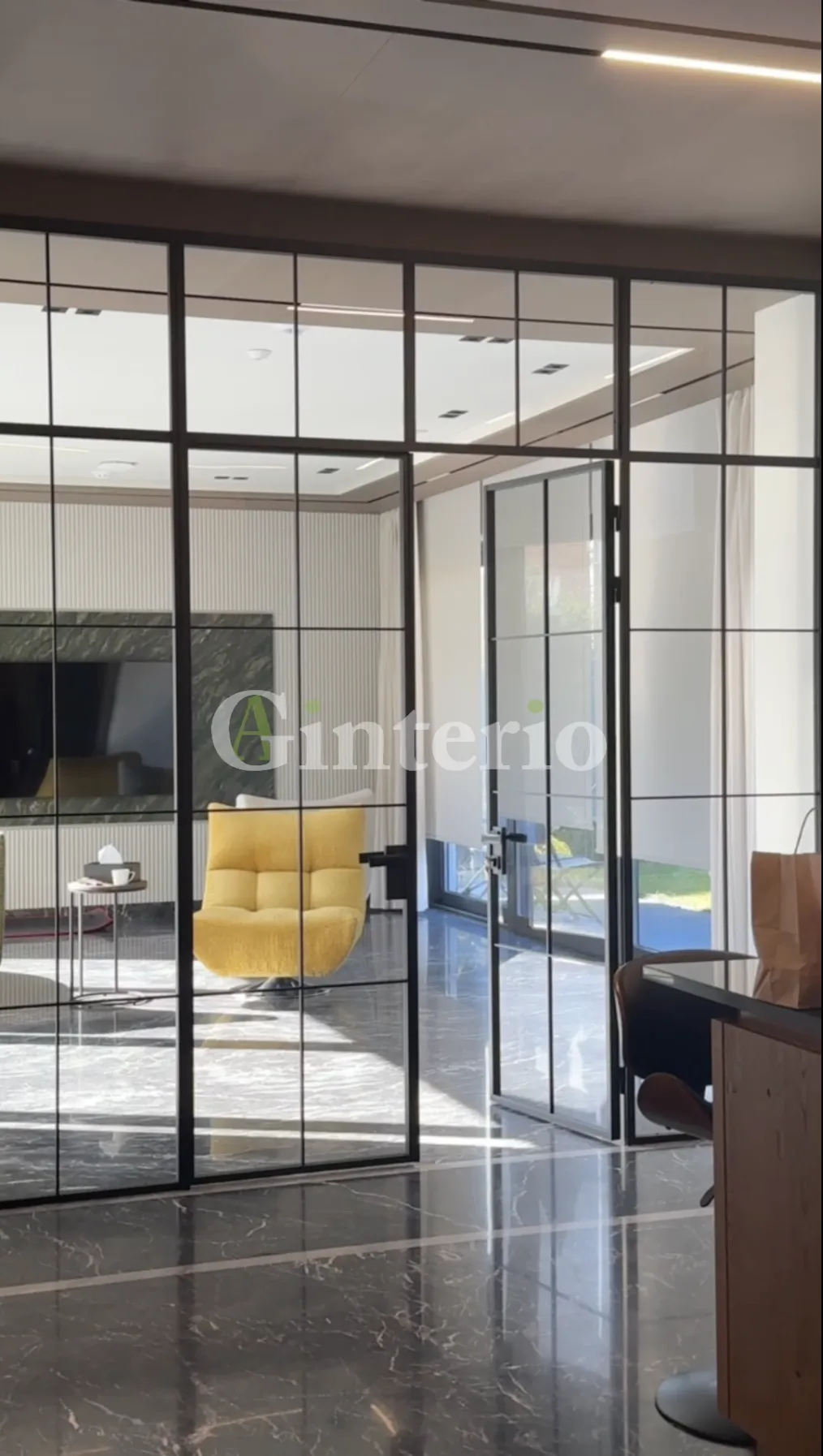 Распашная стеклянная межкомнатная перегородка лофт Gintereo. Заказать, купить перегородку из прозрачного стекла в Москве, СПБ